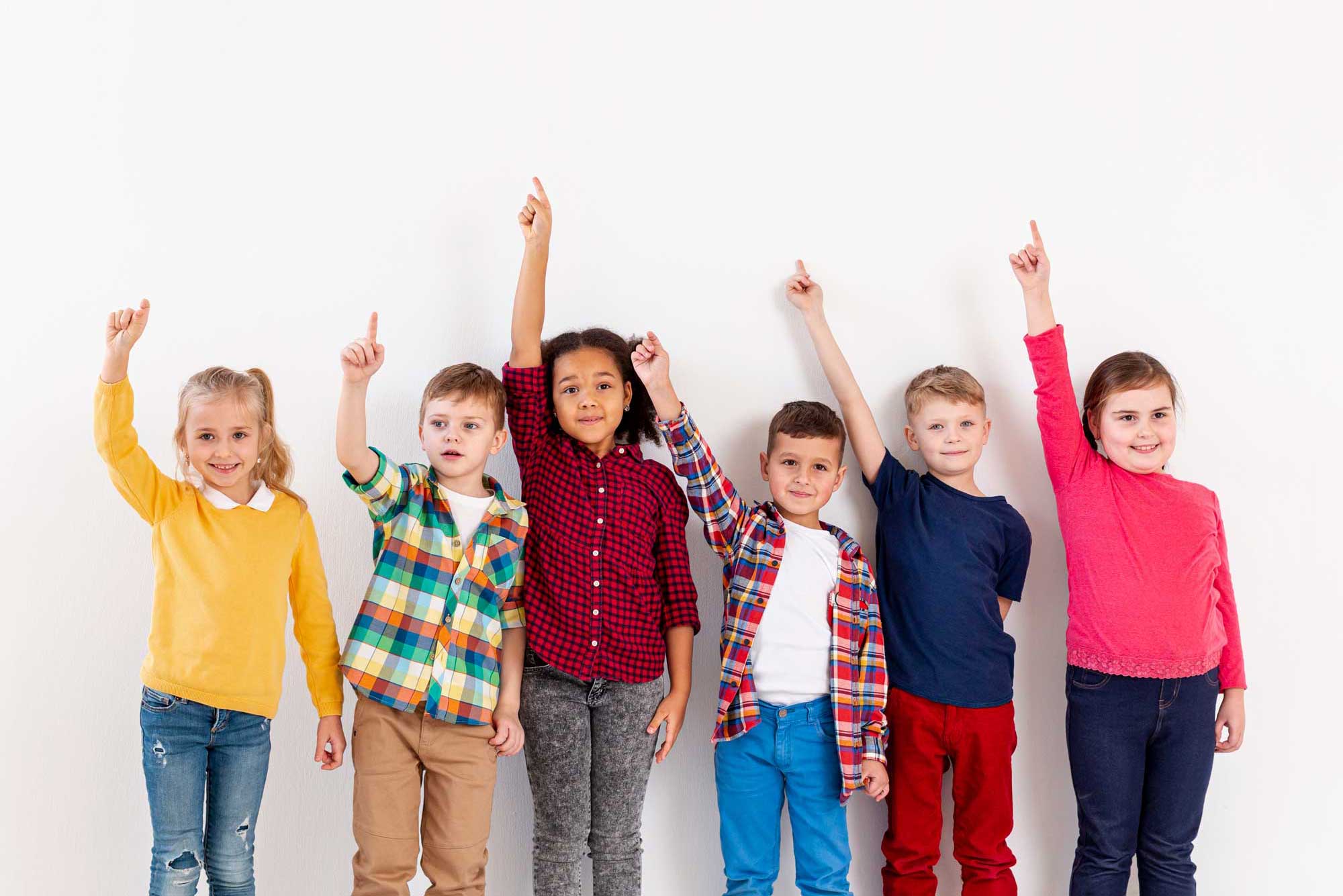 een groep kinderen die hun vinger opsteken