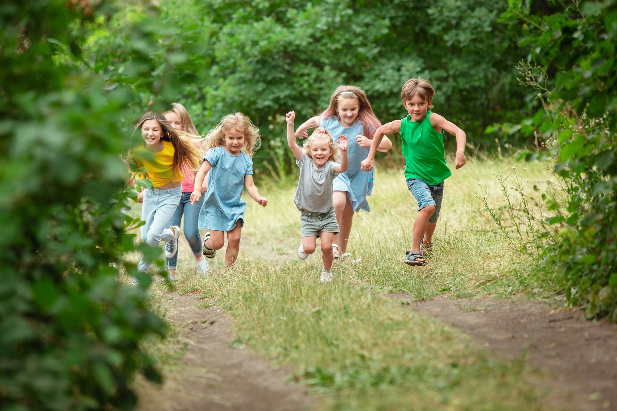 kinderen rennen buiten op het gras